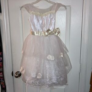 White flower girl dress with petals size small (5-6) slight tear in tule